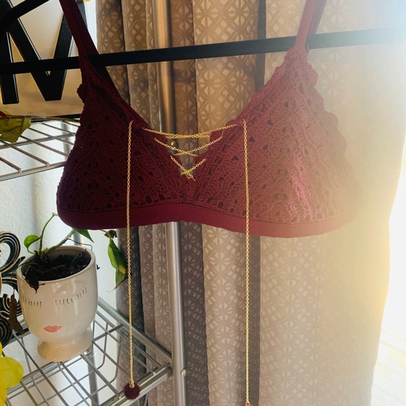 Dark red bikini top with gold chains and pompoms - Picture 2 of 2